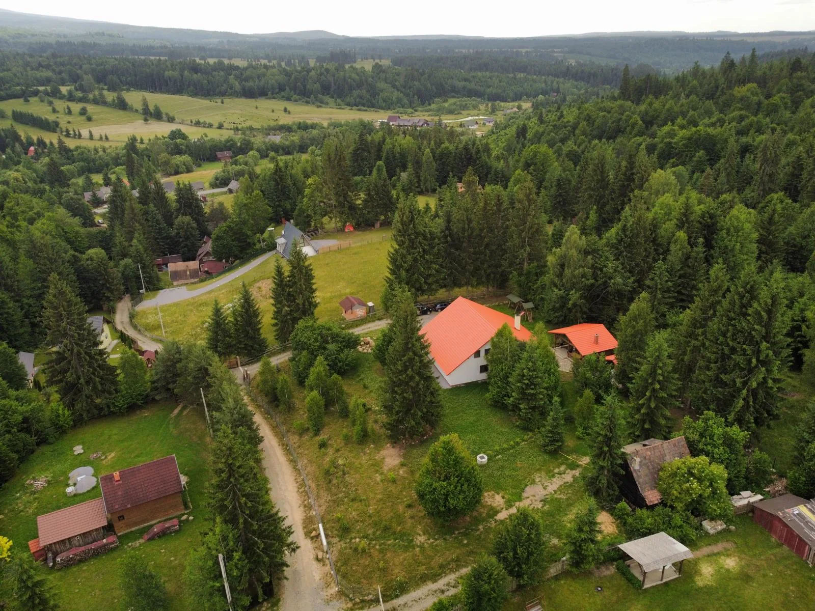 Vedere aeriană asupra QESTIA și a pădurilor din Harghita