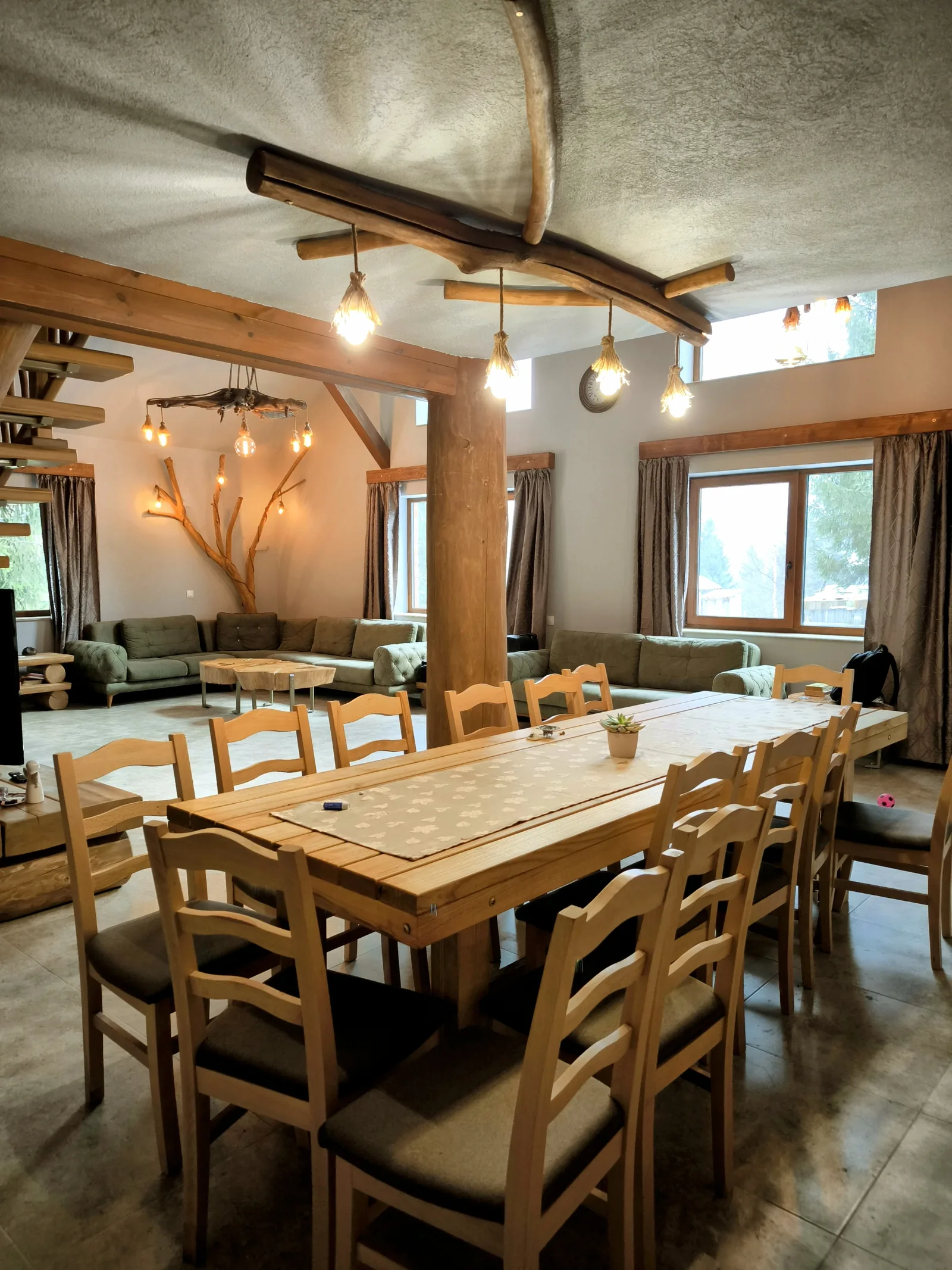 Masa mare din zona de dining QESTIA