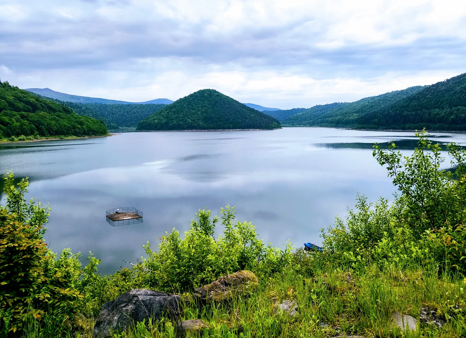 Lac între dealurile împădurite ale Harghitei
